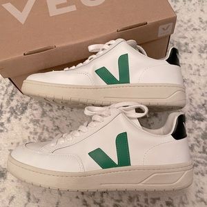 VEJA like new “extra white” leather sneaker with green black. Women 7 (Eur 38)